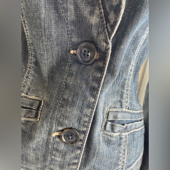 CAbi CAbi RUFFLE COLLAR DETAIL 2 BUTTON FRONT DENIM BLAZER STYLE JACKET SZ S - Picture 5 of 16